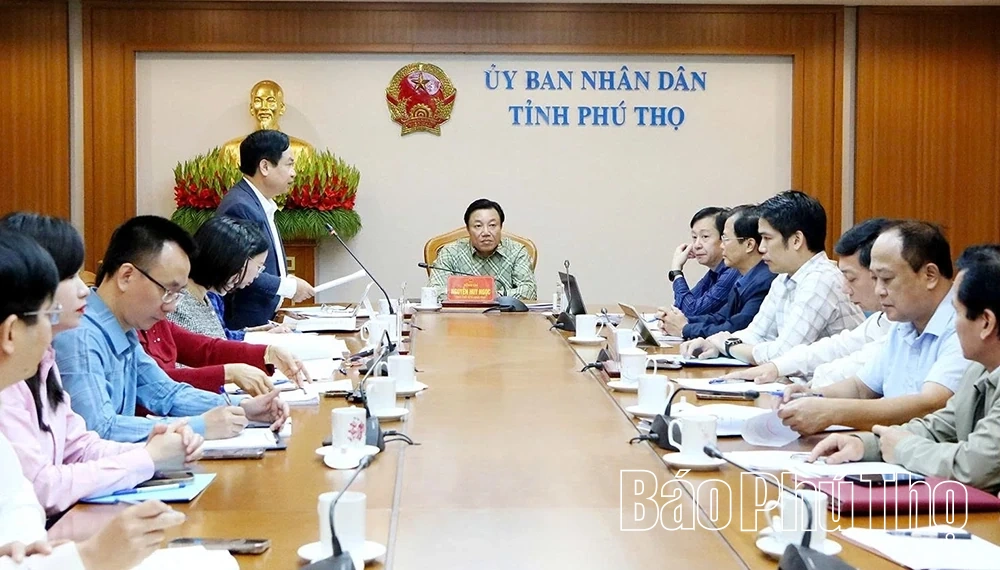 Phó Chủ tịch UBND tỉnh Nguyễn Huy Ngọc nghe Sở Y tế và Sở Khoa học và Công nghệ báo cáo dự thảo các văn bản quy phạm pháp luật