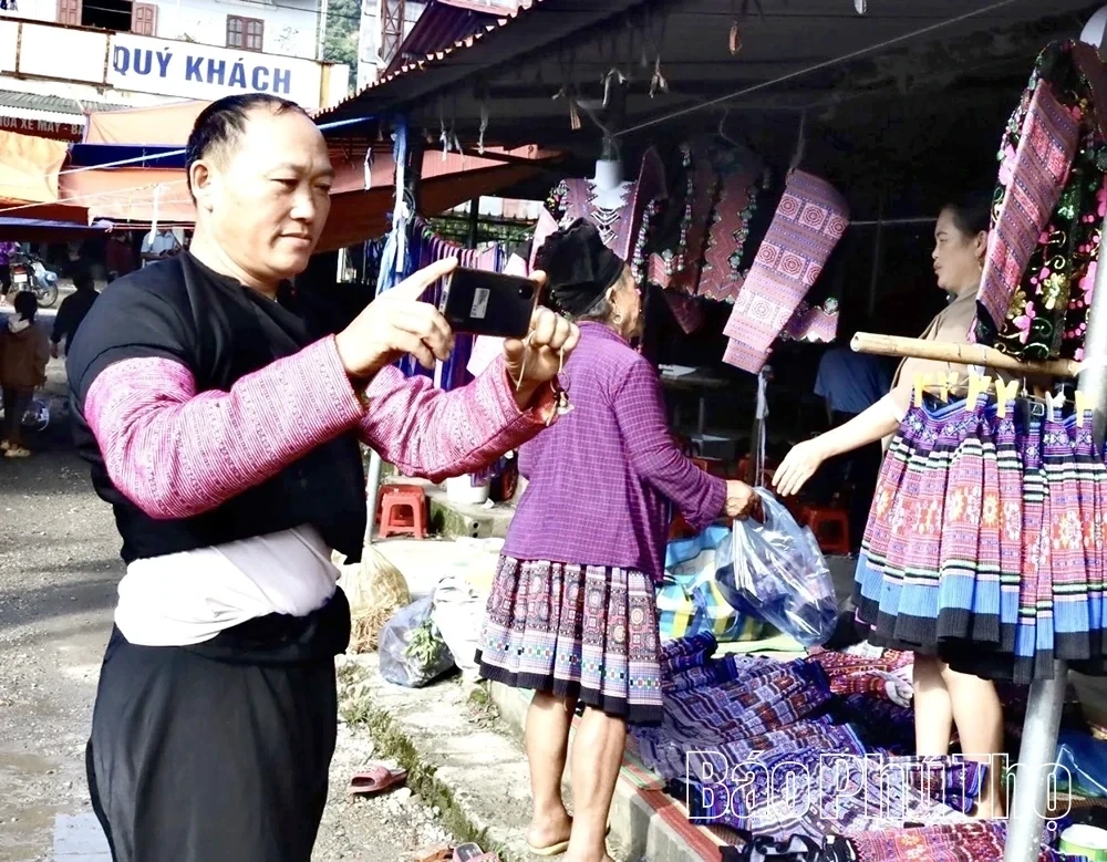 The Vibrant Colors of Pa Co Market