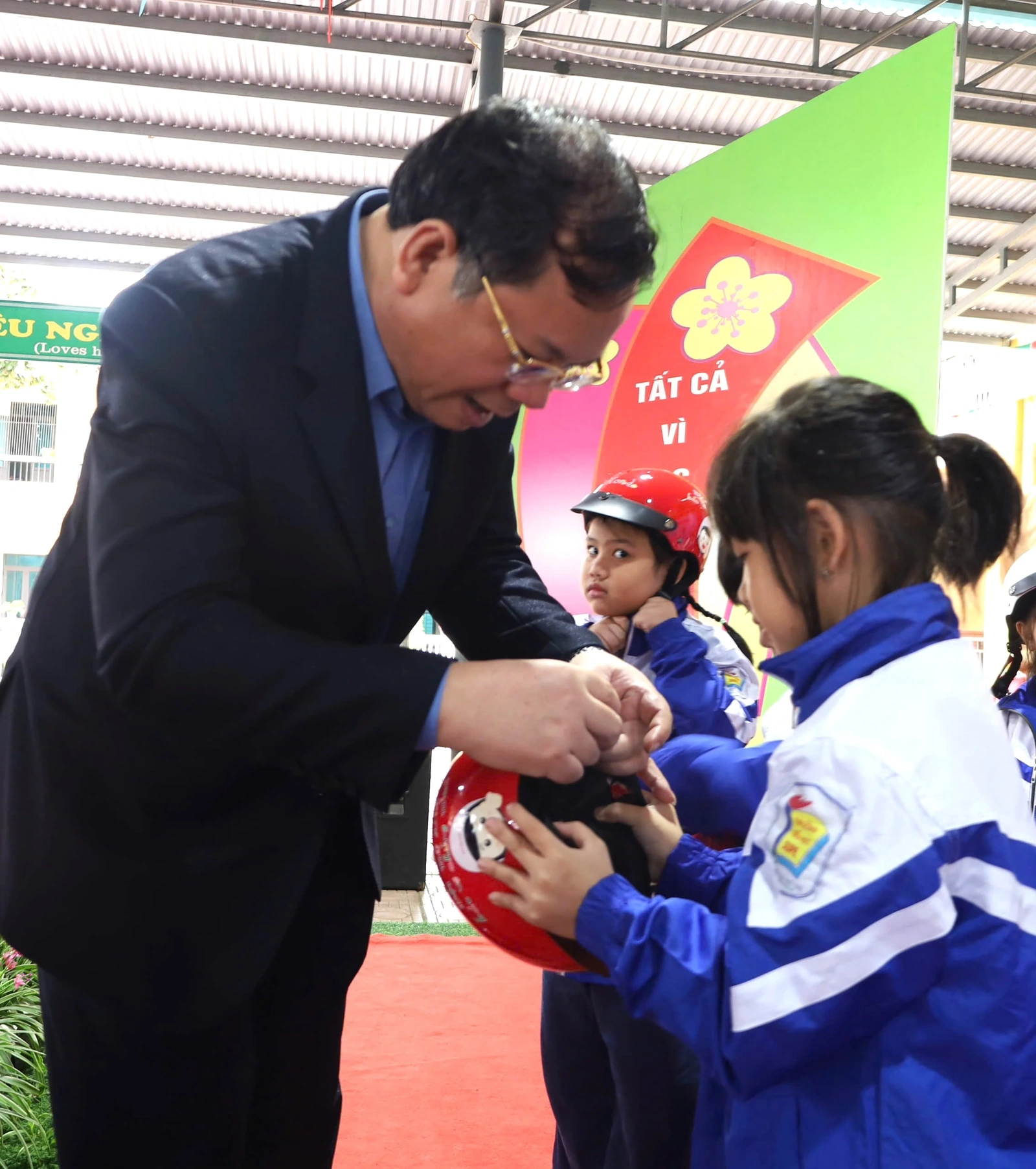 Trao tặng mũ bảo hiểm cho học sinh lớp 1 năm học 2025 – 2026