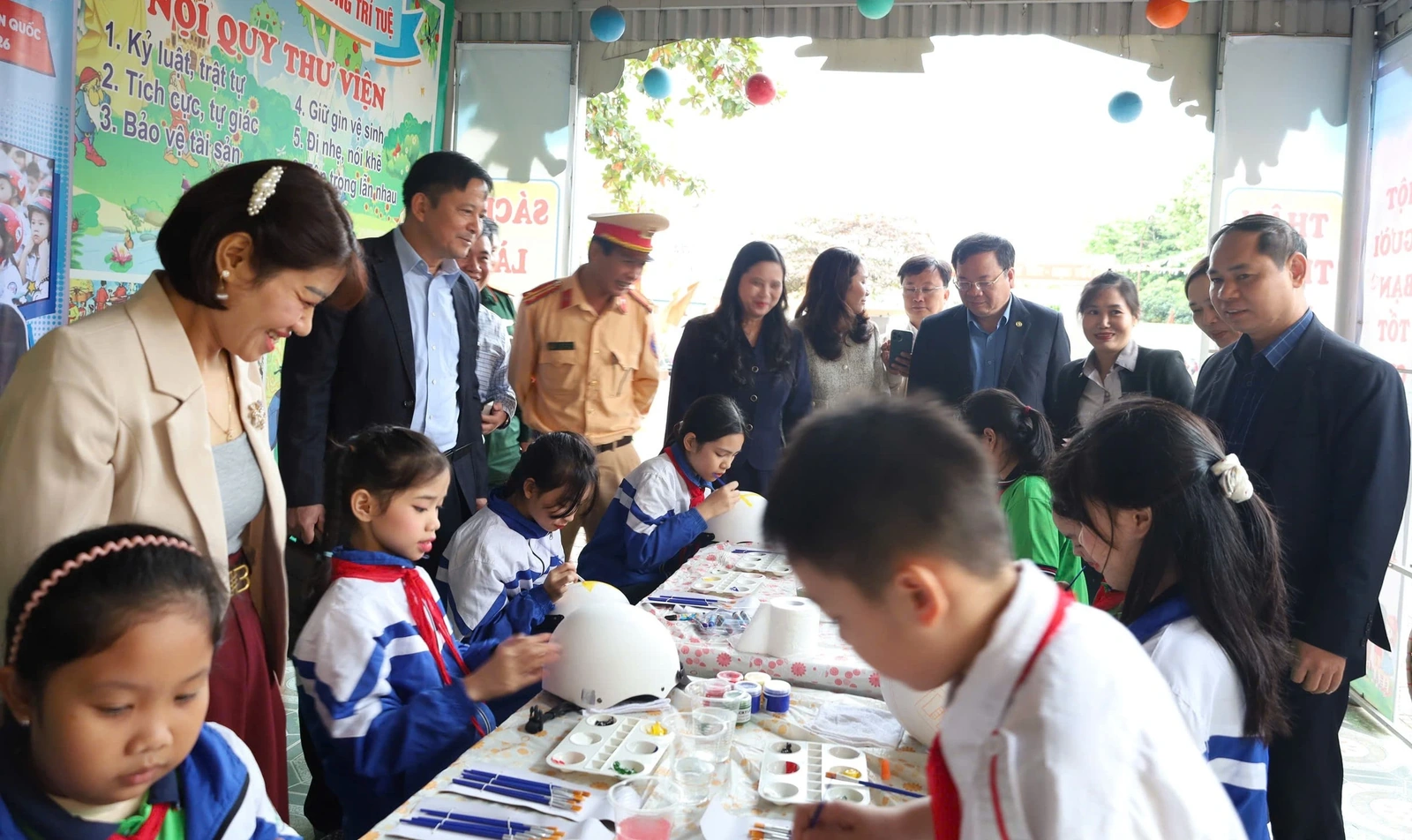 Trao tặng mũ bảo hiểm cho học sinh lớp 1 năm học 2025 – 2026