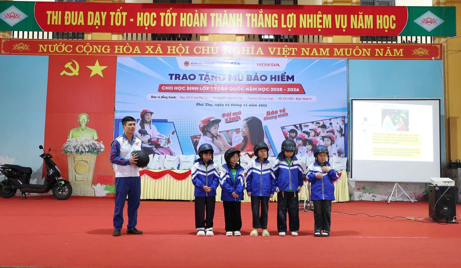 Trao tặng mũ bảo hiểm cho học sinh lớp 1 năm học 2025 – 2026