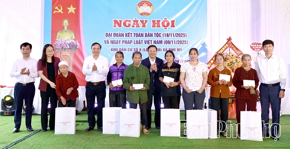 Phó Chủ tịch UBND tỉnh Phan Trọng Tấn dự Ngày hội Đại đoàn kết tại khu dân cư số 8, xã Phú Mỹ