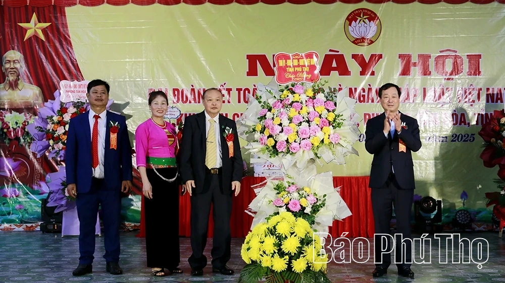 Phó Bí thư Thường trực Tỉnh ủy Bùi Văn Quang dự Ngày hội Đại đoàn kết toàn dân tộc tại xóm Khang Đình