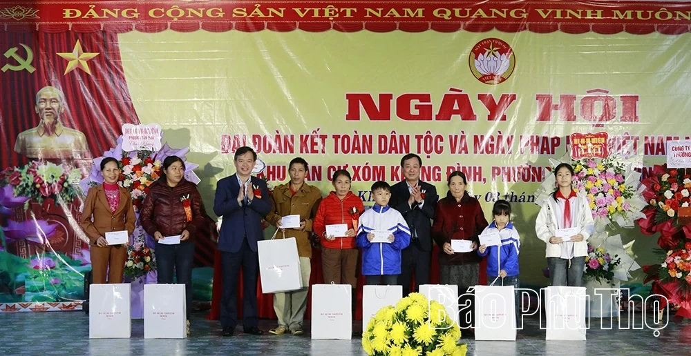 Phó Bí thư Thường trực Tỉnh ủy Bùi Văn Quang dự Ngày hội Đại đoàn kết toàn dân tộc tại xóm Khang Đình