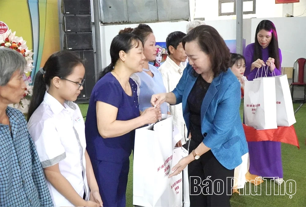 Phó Chủ tịch HĐND tỉnh Nguyễn Thị Cẩm Phương dự Ngày Đại đoàn kết toàn dân tộc tại khu 8 Tiên Du, xã Bình Phú