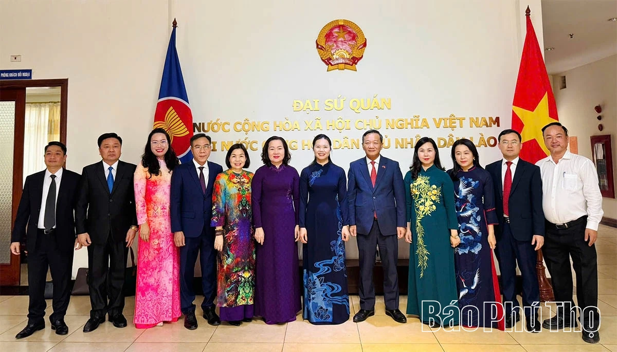 Đoàn công tác tỉnh Phú Thọ thăm và làm việc với Đại sứ quán Việt Nam tại Lào