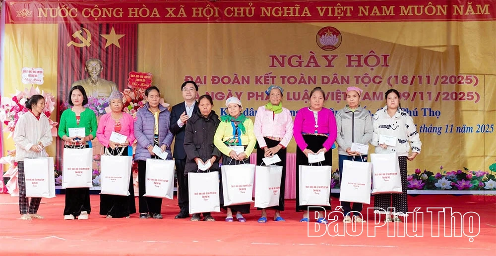 Đồng chí Quách Thế Ngọc dự ngày hội Đại đoàn kết toàn dân tại xã Dũng Tiến