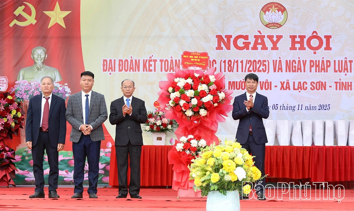 Phó Chủ tịch UBND tỉnh Nguyễn Khắc Hiếu dự Ngày hội Đại đoàn kết toàn dân tộc tại khu dân cư phố Mường Vôi