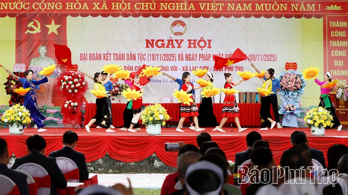 Phó Chủ tịch UBND tỉnh Nguyễn Khắc Hiếu dự Ngày hội Đại đoàn kết toàn dân tộc tại khu dân cư phố Mường Vôi