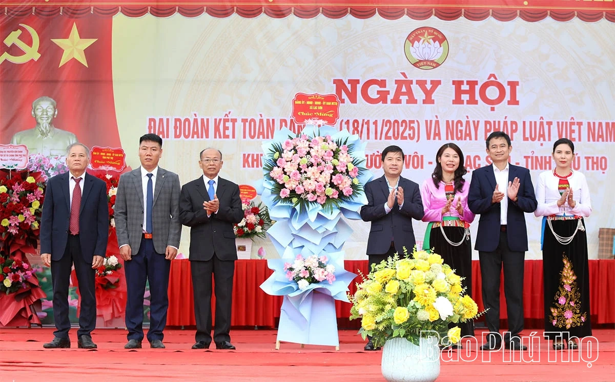 Phó Chủ tịch UBND tỉnh Nguyễn Khắc Hiếu dự Ngày hội Đại đoàn kết toàn dân tộc tại khu dân cư phố Mường Vôi