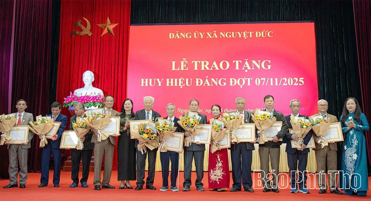 Phó Bí thư Tỉnh ủy Bùi Huy Vĩnh trao Huy hiệu Đảng cho các đảng viên xã Nguyệt Đức