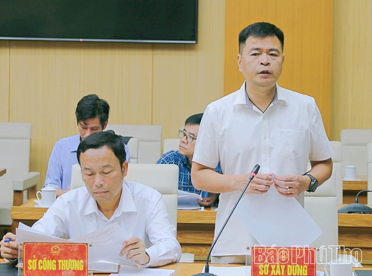 Phó Chủ tịch UBND tỉnh Vũ Việt Văn nghe báo cáo một số nội dung về quản lý nhà ở, quy hoạch đô thị và nông thôn