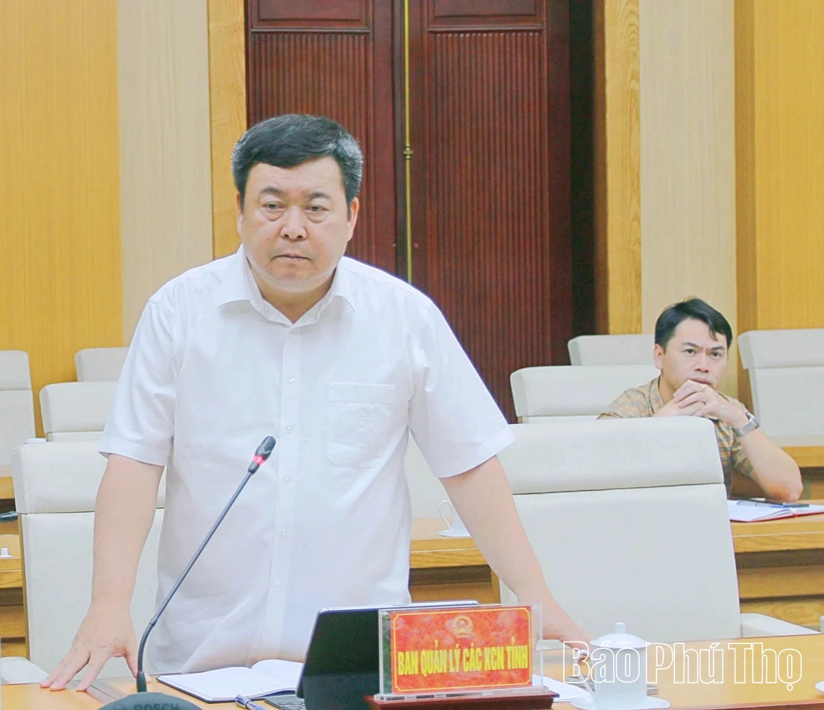 Phó Chủ tịch UBND tỉnh Vũ Việt Văn nghe báo cáo một số nội dung về quản lý nhà ở, quy hoạch đô thị và nông thôn