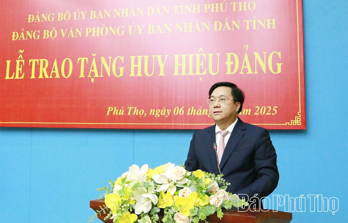 Trao tặng Huy hiệu Đảng cho đồng chí Nguyễn Khắc Hiếu