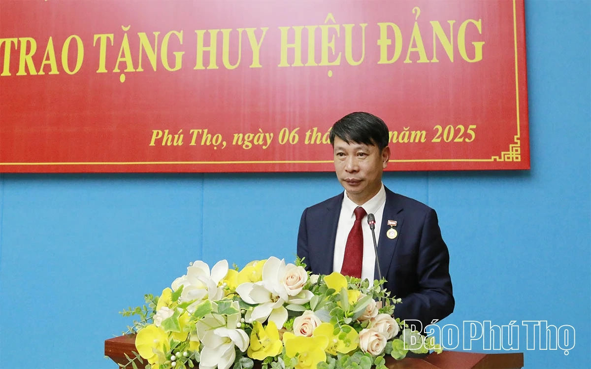 Trao tặng Huy hiệu Đảng cho đồng chí Nguyễn Khắc Hiếu