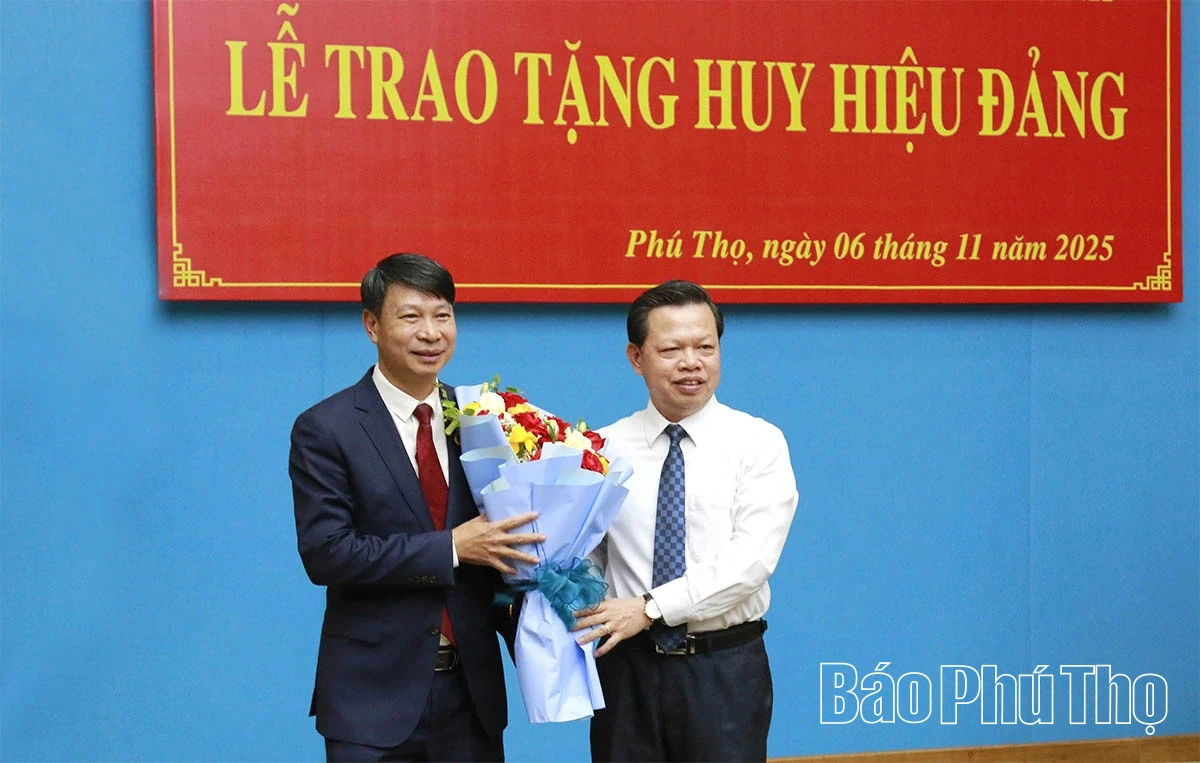 Trao tặng Huy hiệu Đảng cho đồng chí Nguyễn Khắc Hiếu