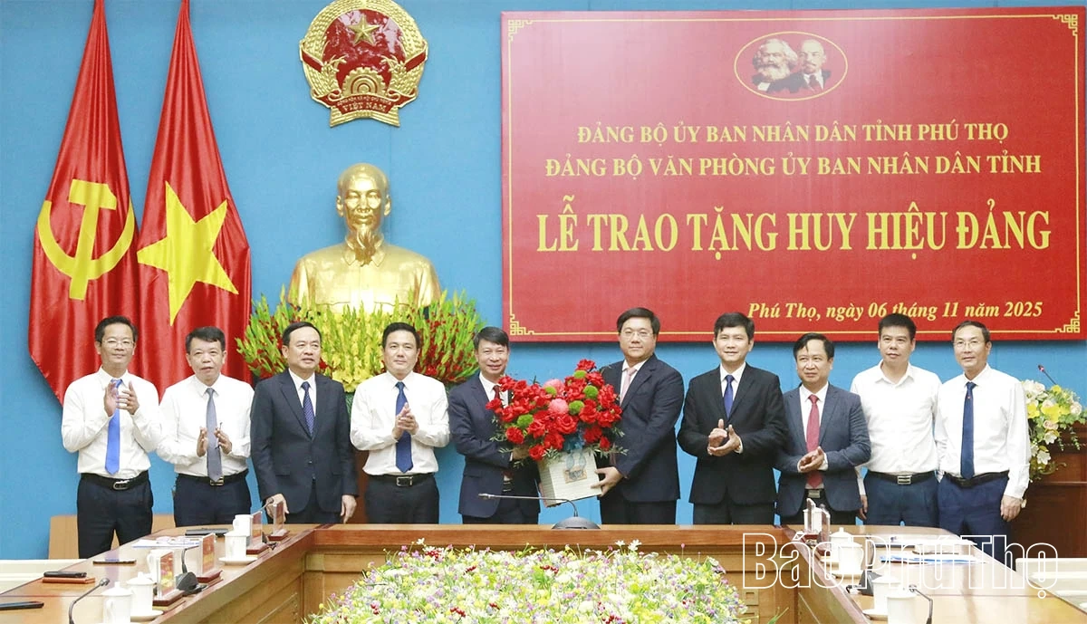 Trao tặng Huy hiệu Đảng cho đồng chí Nguyễn Khắc Hiếu