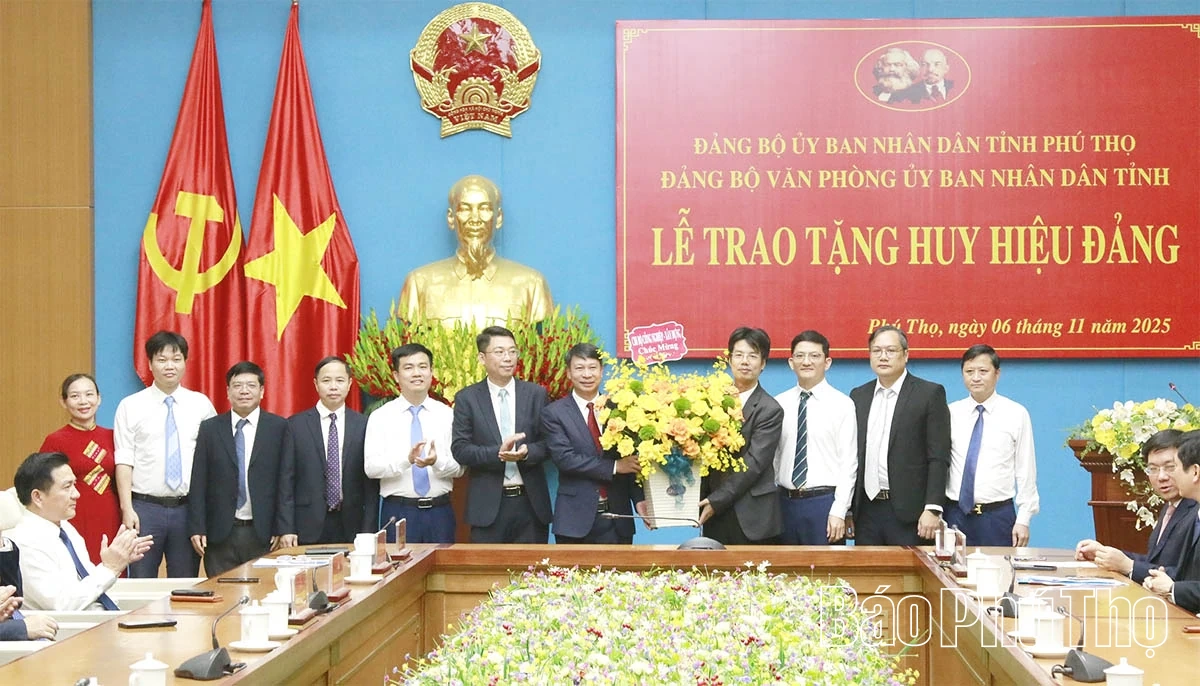 Trao tặng Huy hiệu Đảng cho đồng chí Nguyễn Khắc Hiếu