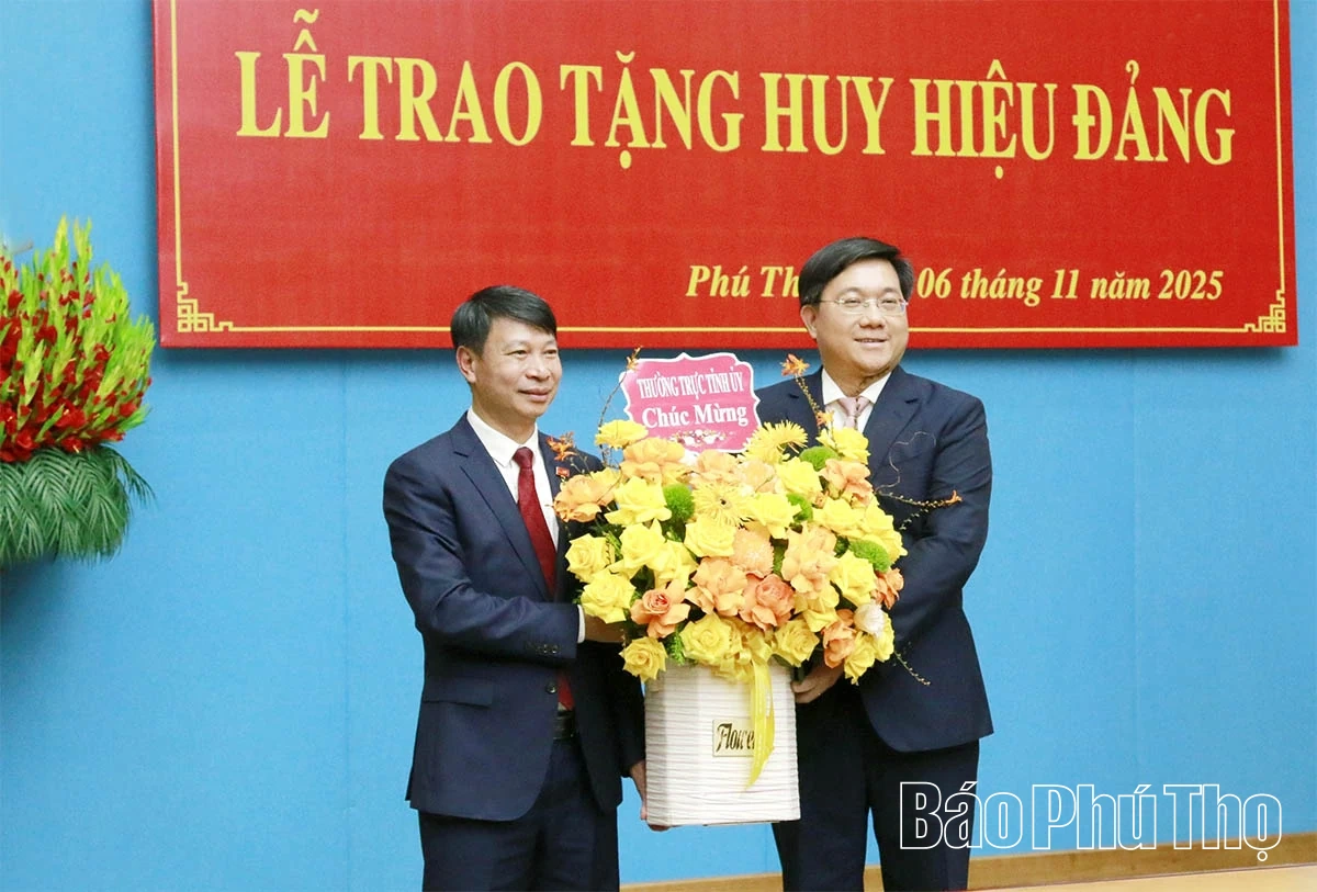 Trao tặng Huy hiệu Đảng cho đồng chí Nguyễn Khắc Hiếu