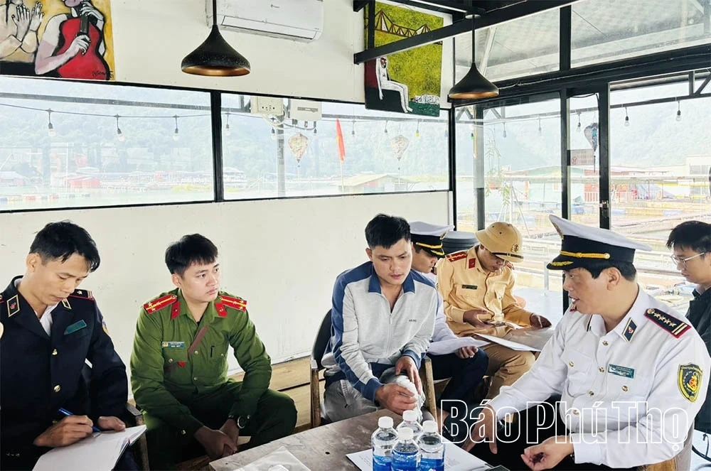 Kiểm tra các cơ sở sản xuất, kinh doanh trên lòng hồ thủy điện Hòa Bình