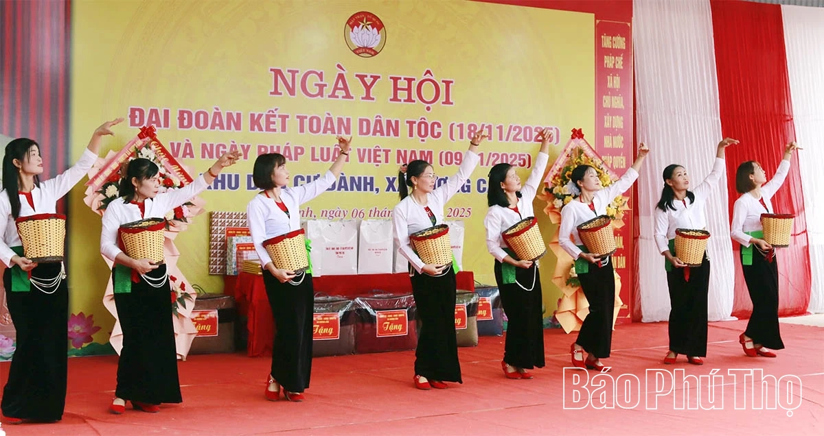 Phó Bí thư Tỉnh uỷ Bùi Huy Vĩnh chung vui Ngày hội đại đoàn kết khu dân cư Đành