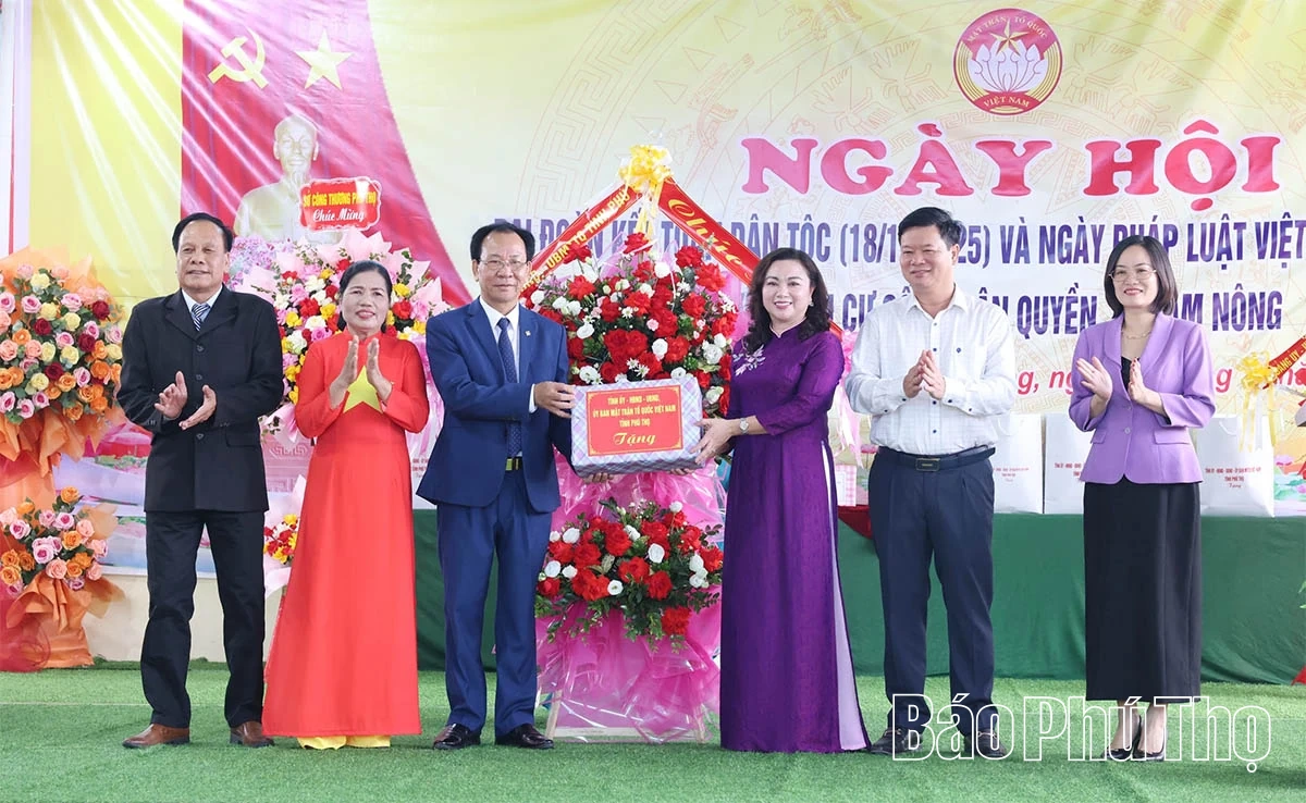 Phó Trưởng Đoàn ĐBQH tỉnh Đặng Bích Ngọc dự Ngày hội đại đoàn kết khu dân cư số 10 Dân Quyền