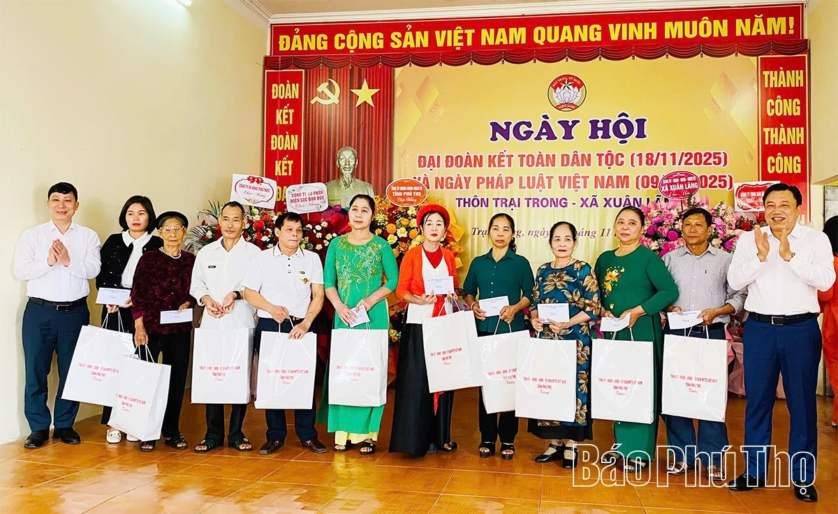 Phó Chủ tịch UBND tỉnh Nguyễn Huy Ngọc dự Ngày hội Đại đoàn kết toàn dân tộc tại thôn Trại Trong