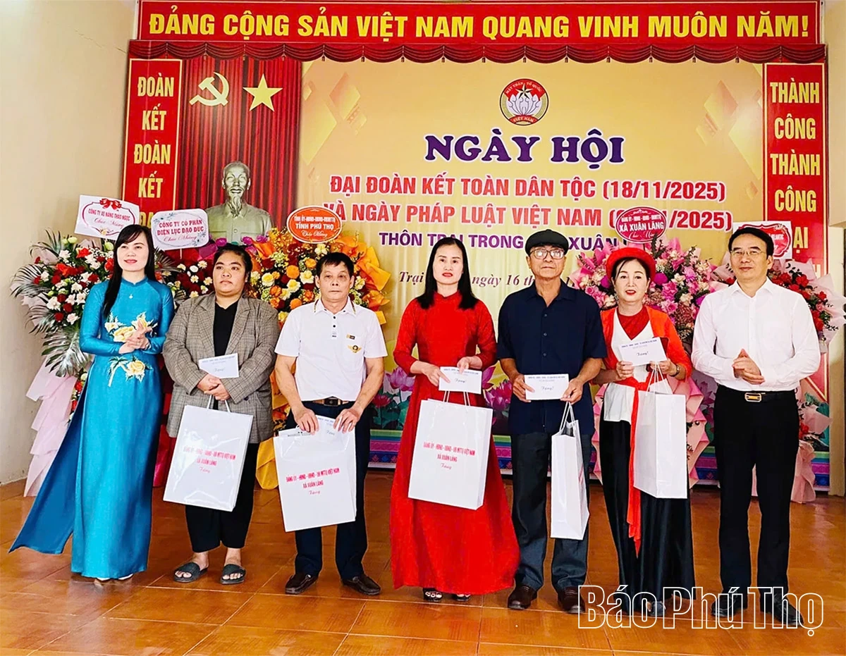 Phó Chủ tịch UBND tỉnh Nguyễn Huy Ngọc dự Ngày hội Đại đoàn kết toàn dân tộc tại thôn Trại Trong
