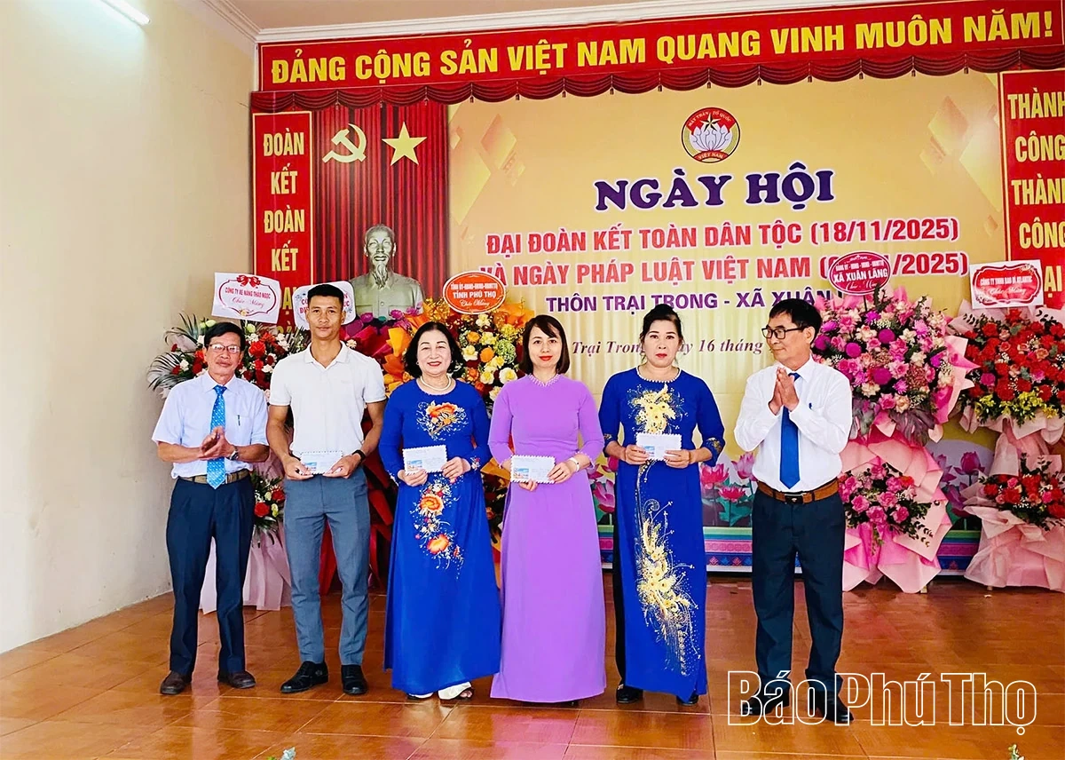 Phó Chủ tịch UBND tỉnh Nguyễn Huy Ngọc dự Ngày hội Đại đoàn kết toàn dân tộc tại thôn Trại Trong