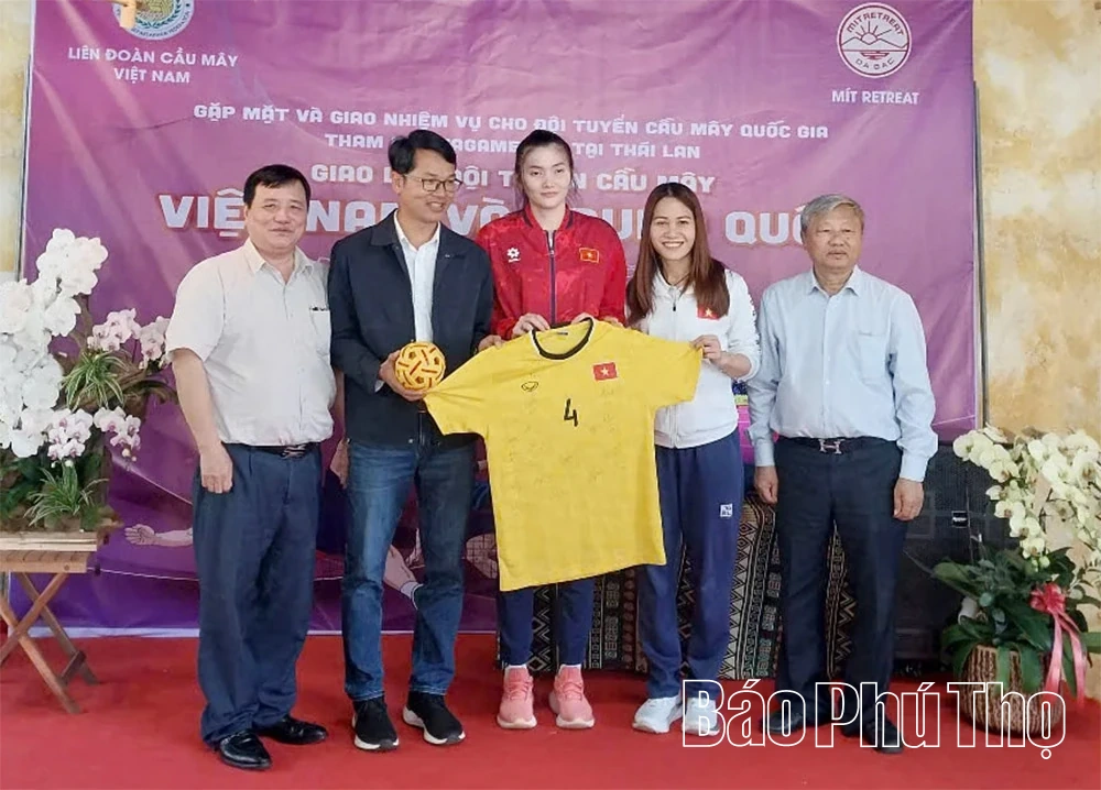 Liên đoàn Cầu mây Việt Nam giao lưu thể thao và trải nghiệm tại xóm Ké, xã Đà Bắc