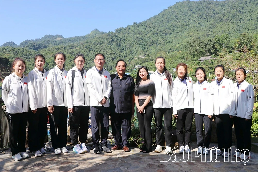 Liên đoàn Cầu mây Việt Nam giao lưu thể thao và trải nghiệm tại xóm Ké, xã Đà Bắc