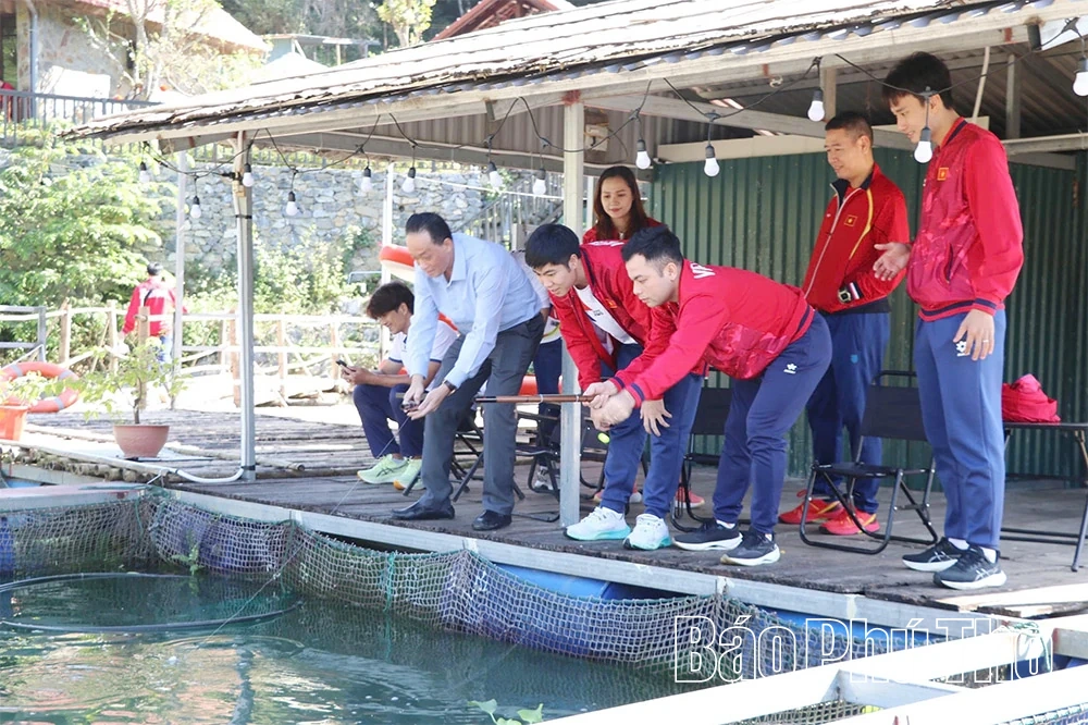 Liên đoàn Cầu mây Việt Nam giao lưu thể thao và trải nghiệm tại xóm Ké, xã Đà Bắc