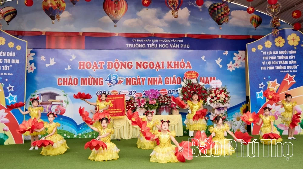 Trường Tiểu học Vân Phú đón nhận Cờ thi đua của Chính phủ