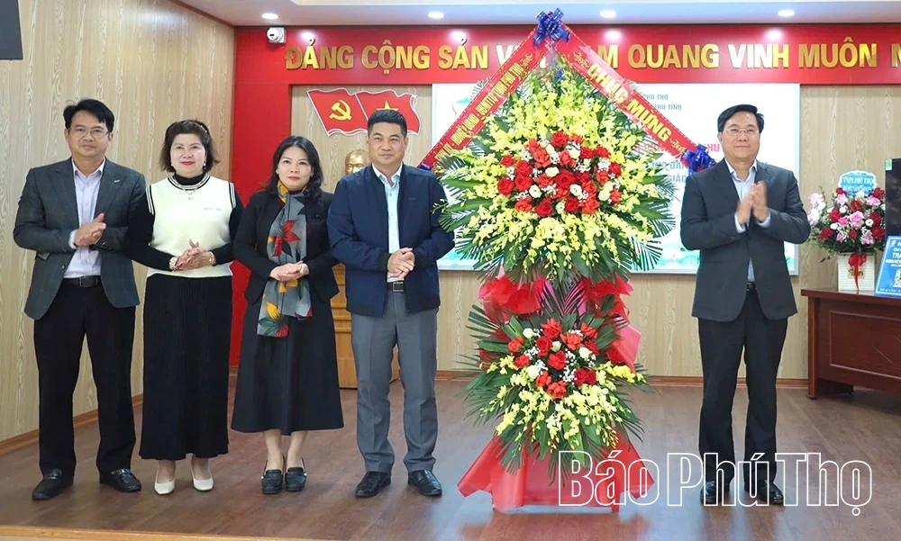 Chủ tịch UBND tỉnh chúc mừng thầy cô giáo Trường Phổ thông Dân tộc Nội trú tỉnh Phú Thọ