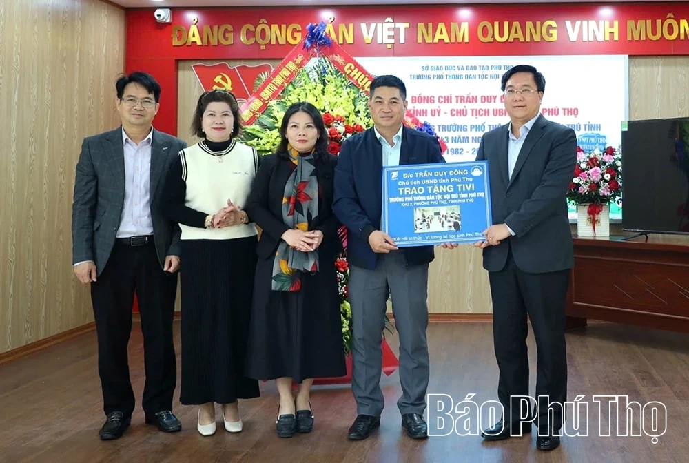 Chủ tịch UBND tỉnh chúc mừng thầy cô giáo Trường Phổ thông Dân tộc Nội trú tỉnh Phú Thọ