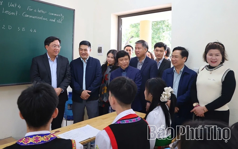 Chủ tịch UBND tỉnh chúc mừng thầy cô giáo Trường Phổ thông Dân tộc Nội trú tỉnh Phú Thọ