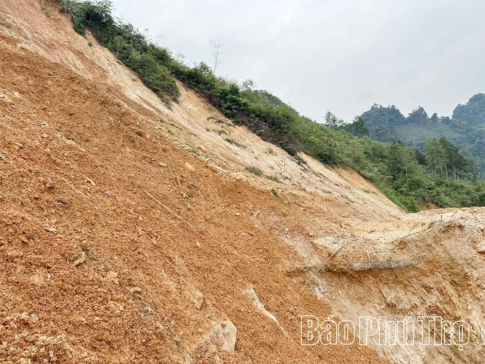 Tỉnh lộ 433 bị “cắt đứt”, hàng nghìn hộ dân mong mỏi sớm thông xe