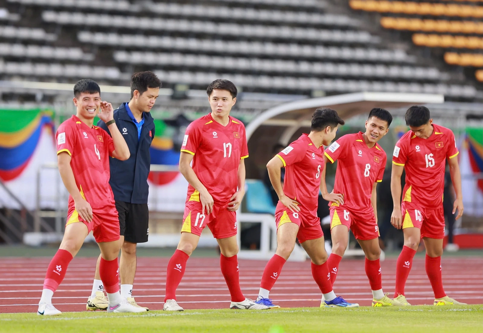 Xuân Son rạng rỡ làm quen sân khách, sẵn sàng cùng đội tuyển Việt Nam xé lưới Lào