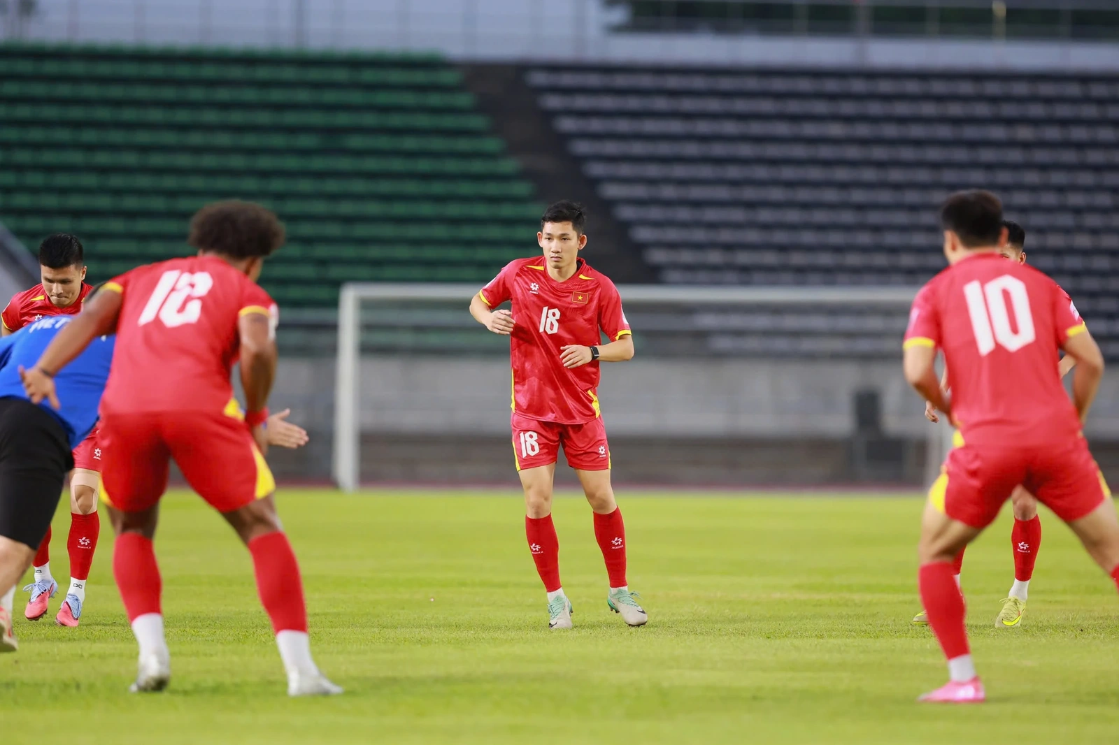 Xuân Son rạng rỡ làm quen sân khách, sẵn sàng cùng đội tuyển Việt Nam xé lưới Lào