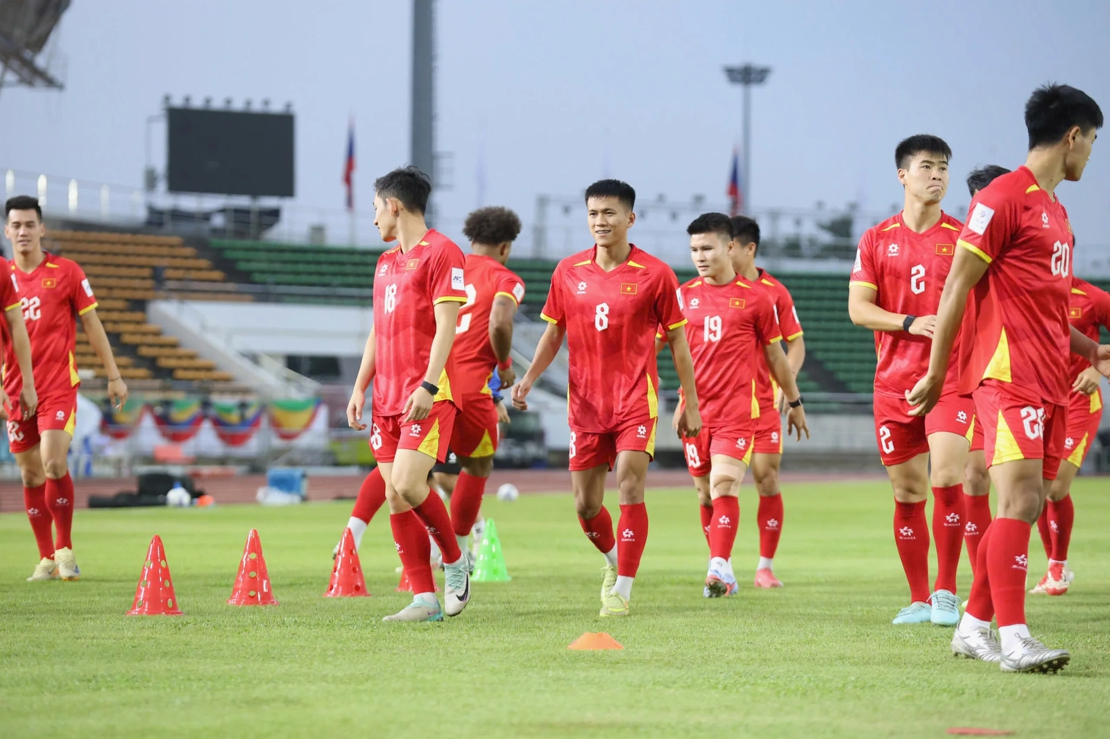 Xuân Son rạng rỡ làm quen sân khách, sẵn sàng cùng đội tuyển Việt Nam xé lưới Lào