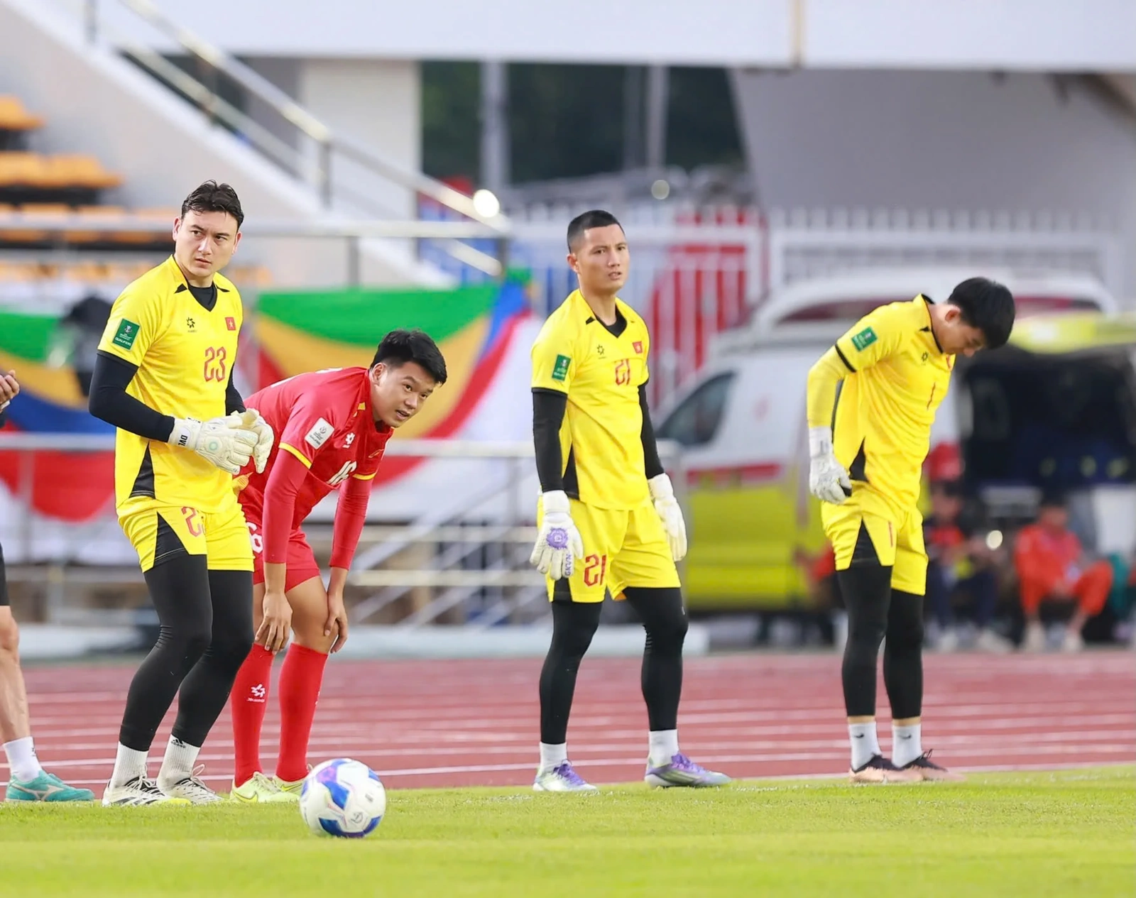 Xuân Son rạng rỡ làm quen sân khách, sẵn sàng cùng đội tuyển Việt Nam xé lưới Lào