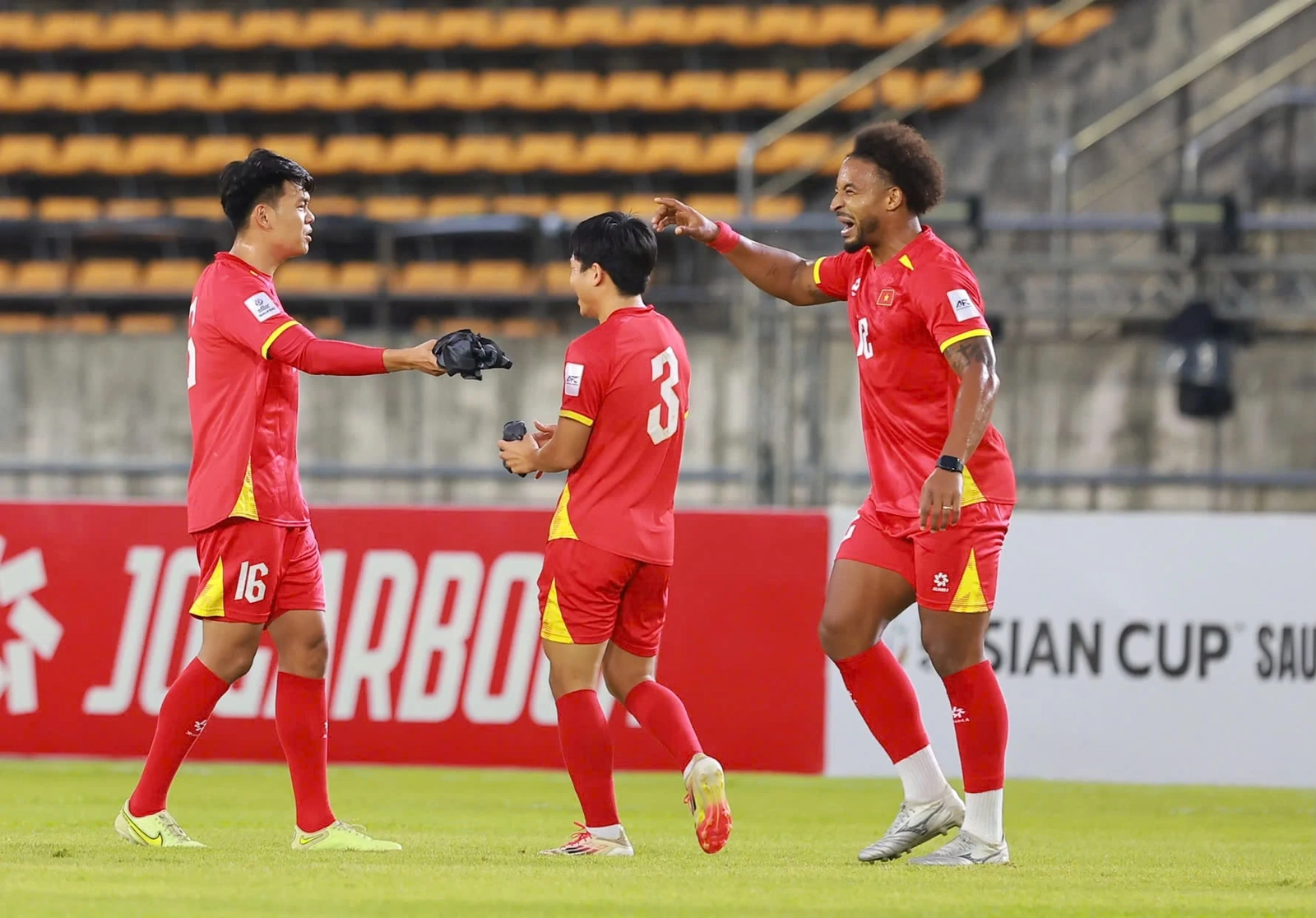 Xuân Son rạng rỡ làm quen sân khách, sẵn sàng cùng đội tuyển Việt Nam xé lưới Lào