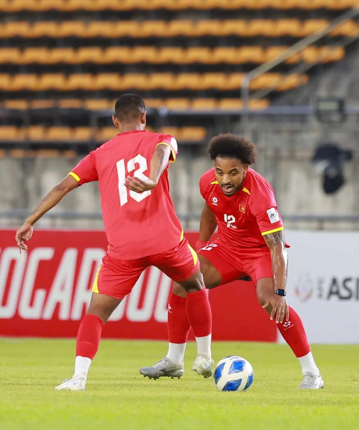 Xuân Son rạng rỡ làm quen sân khách, sẵn sàng cùng đội tuyển Việt Nam xé lưới Lào