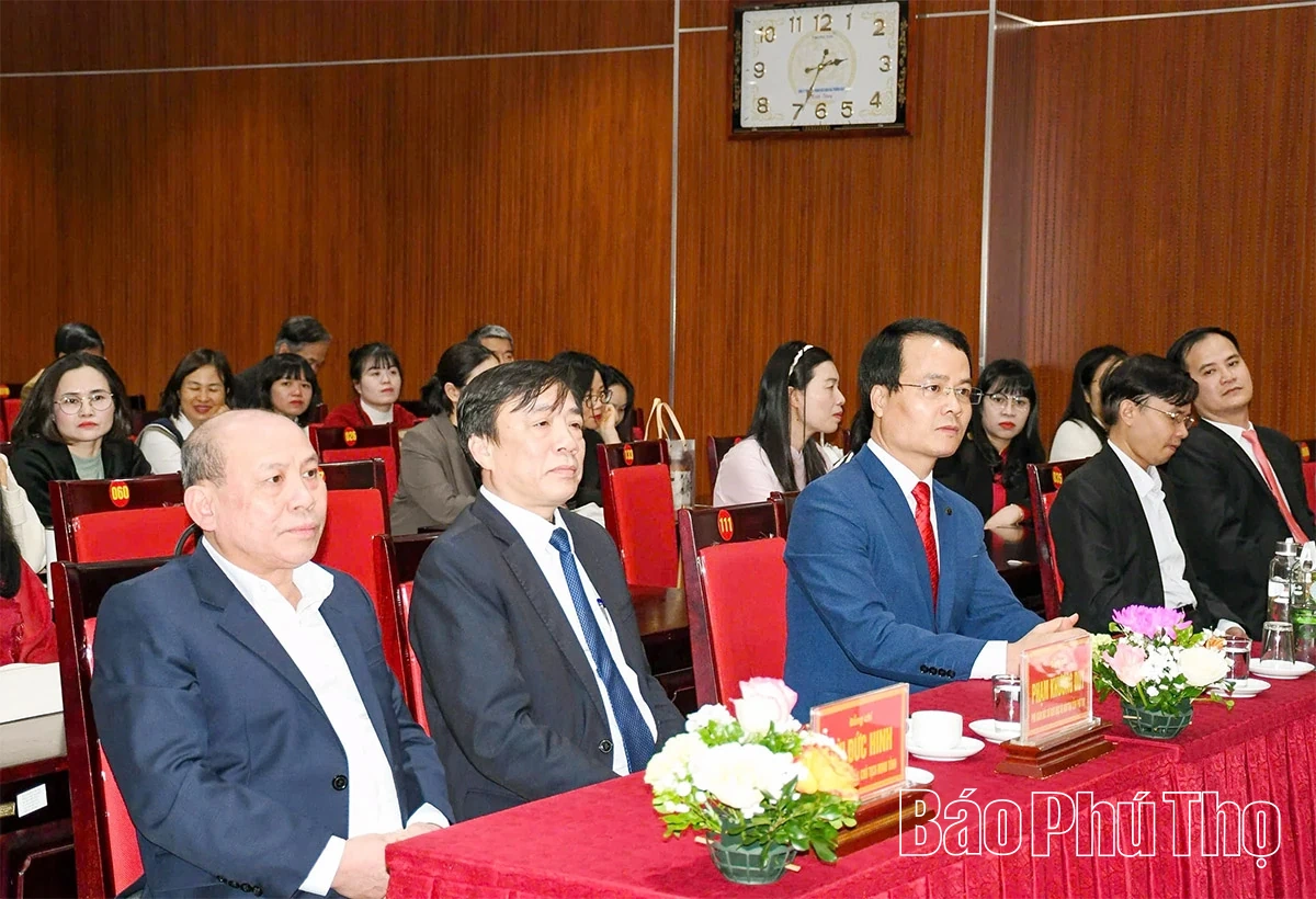 Đồng chí Bùi Đức Hinh chúc mừng Trường THPT Chuyên Vĩnh Phúc nhân dịp kỷ niệm 43 năm Ngày Nhà giáo Việt Nam