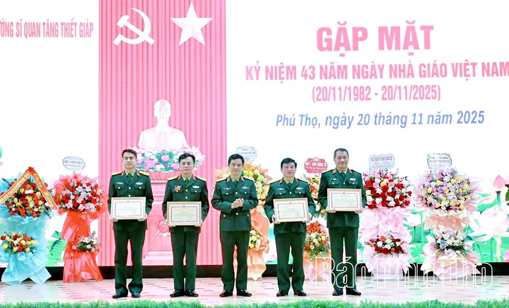 Trường Sĩ quan Tăng thiết giáp gặp mặt kỷ niệm 43 năm Ngày Nhà giáo Việt Nam