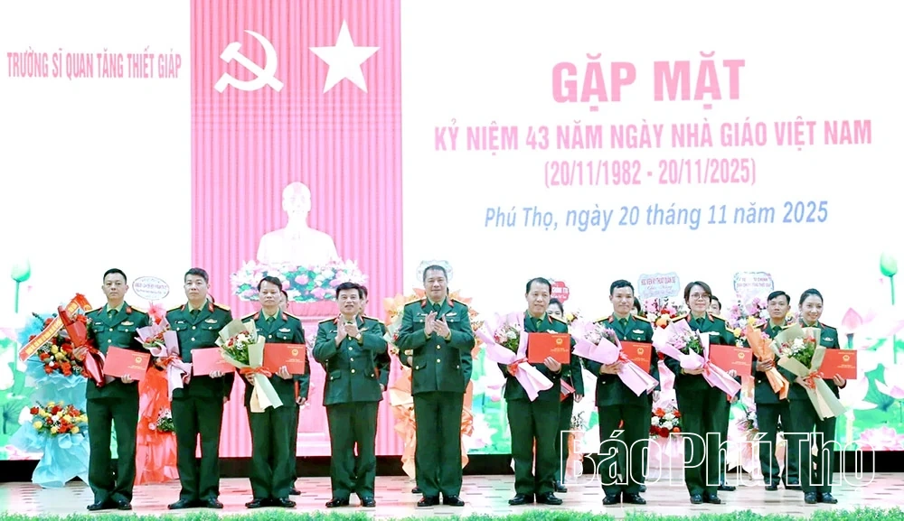 Trường Sĩ quan Tăng thiết giáp gặp mặt kỷ niệm 43 năm Ngày Nhà giáo Việt Nam