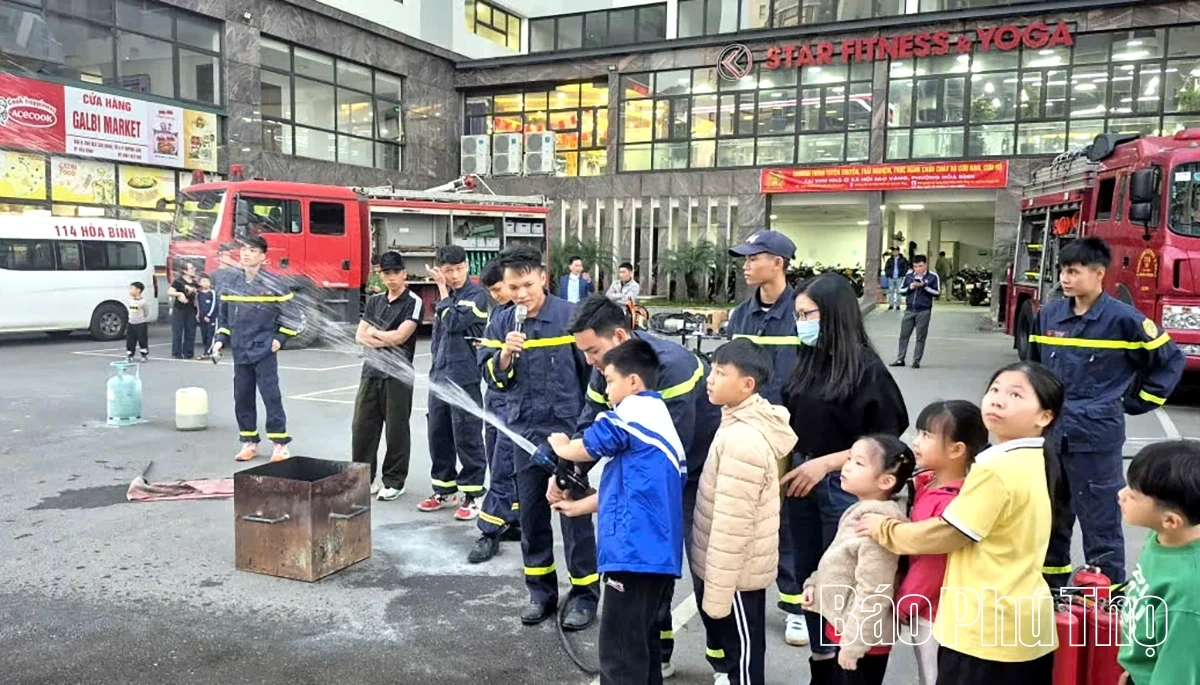 500 cư dân nhà ở xã hội tham gia tuyên truyền, thực hành PCCC&CNCH