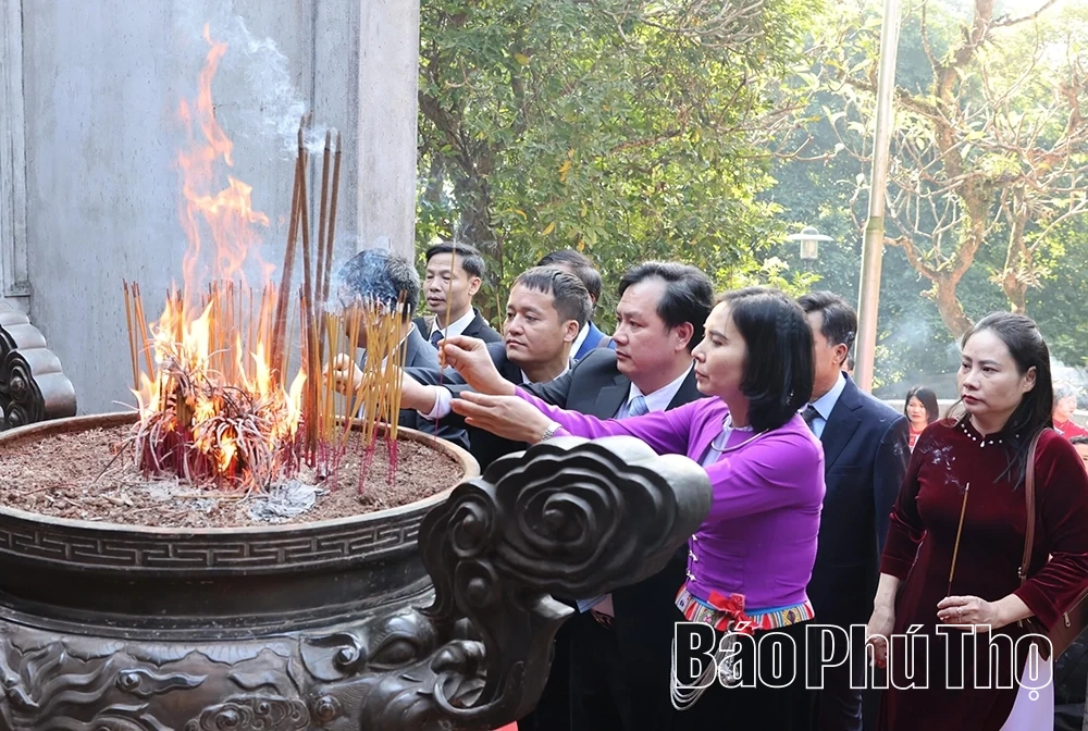 Dâng hương tưởng niệm các Vua Hùng và các Anh hùng liệt sĩ