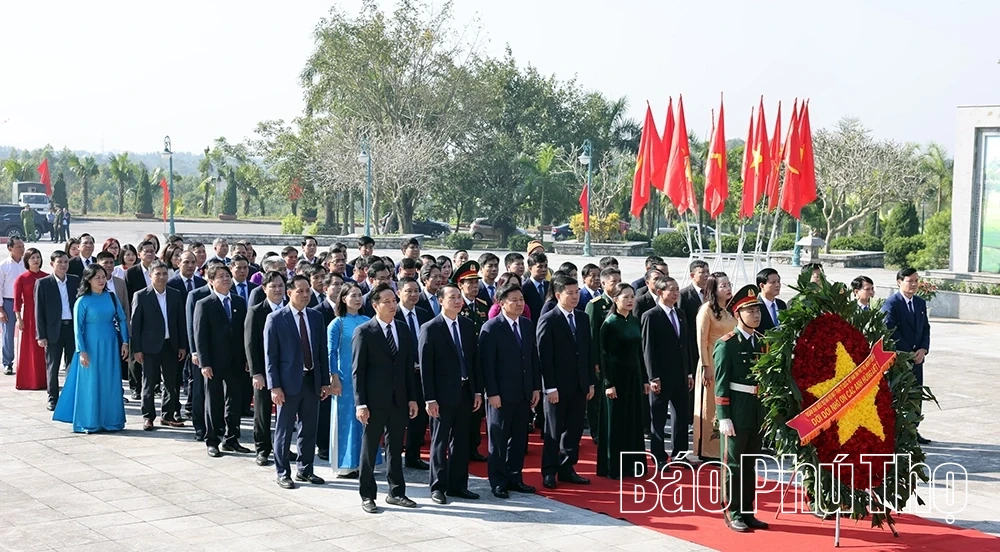 Dâng hương tưởng niệm các Vua Hùng và các Anh hùng liệt sĩ