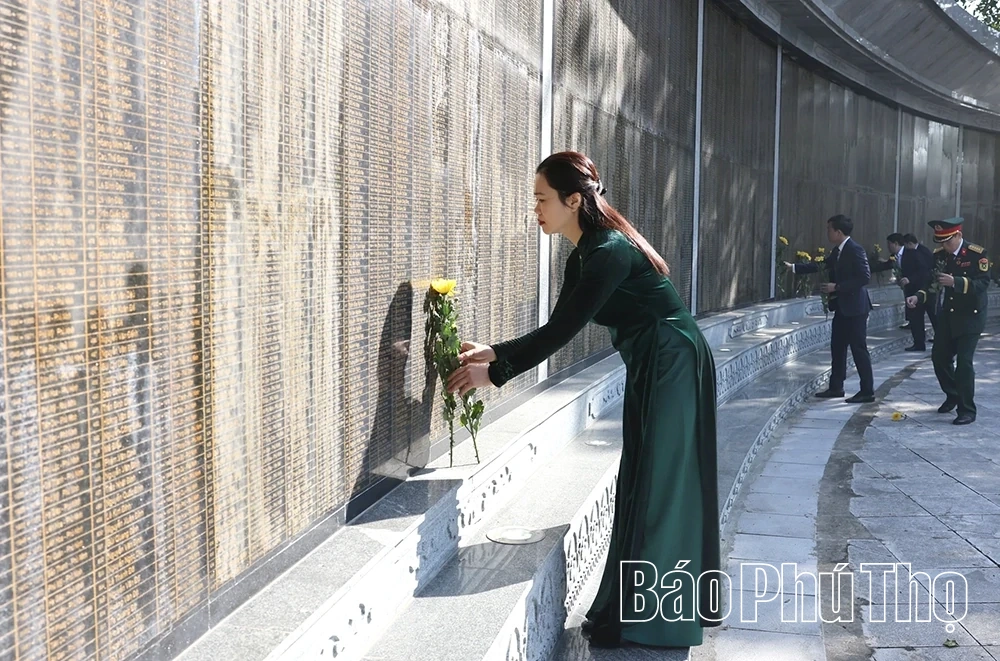 Dâng hương tưởng niệm các Vua Hùng và các Anh hùng liệt sĩ